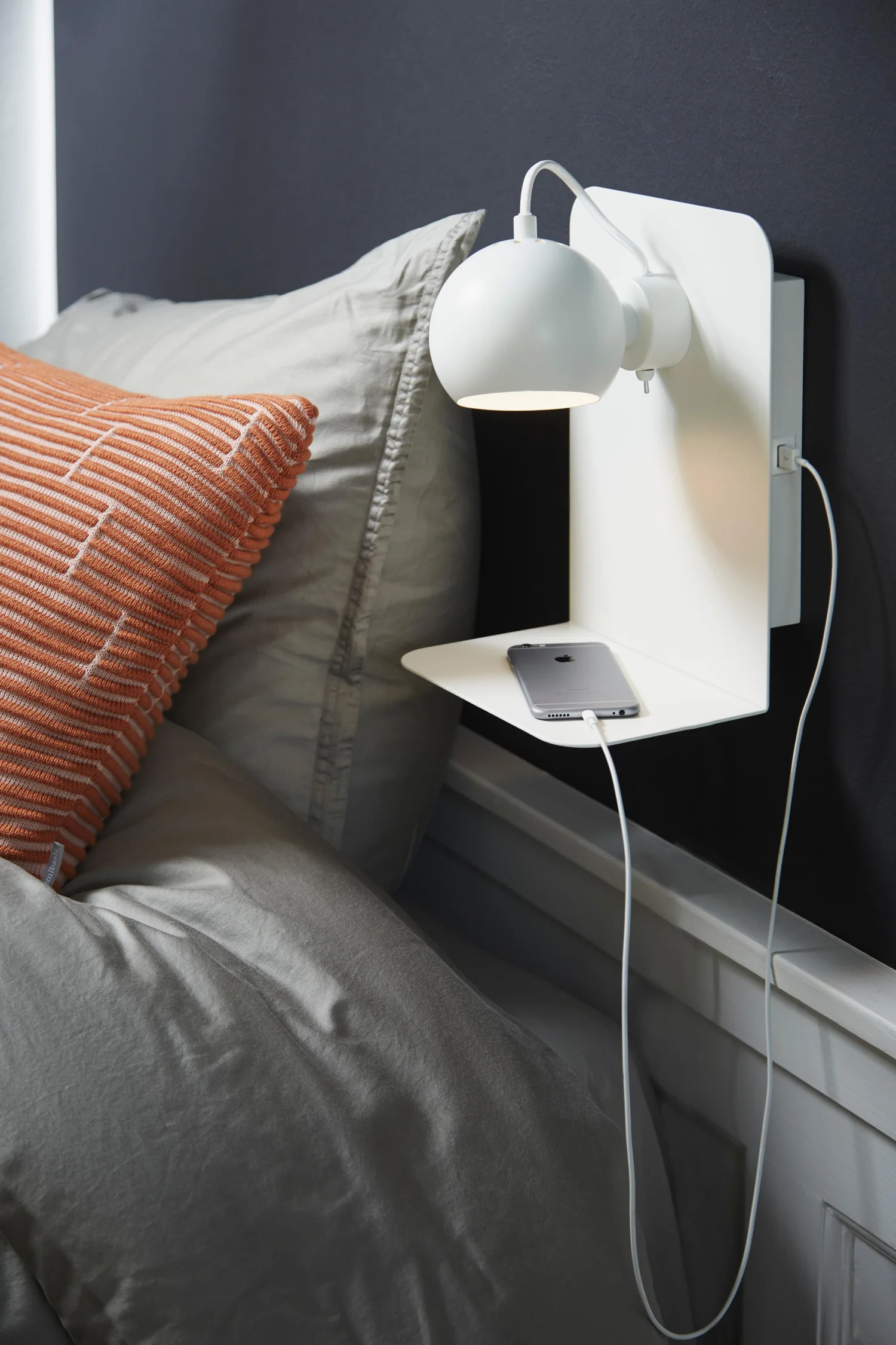 Frandsen Ball Wandleuchte mit USB – Art. 104534